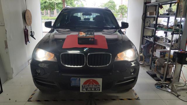 寶馬X5原車(chē)氙氣燈嚴(yán)重老化升級(jí)LED雙光透鏡，年審放心過(guò)